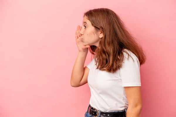 Pembe Arka Planda Izole Edilmiş Küçük Beyaz Kız Gizli Bir — Stok fotoğraf