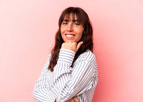 Молодая Аргентинская Женщина Розовом Фоне Улыбается Счастливой Уверенной Себе Касаясь — стоковое фото