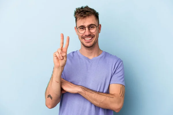 Junger Kaukasischer Mann Auf Blauem Hintergrund Der Die Nummer Zwei — Stockfoto