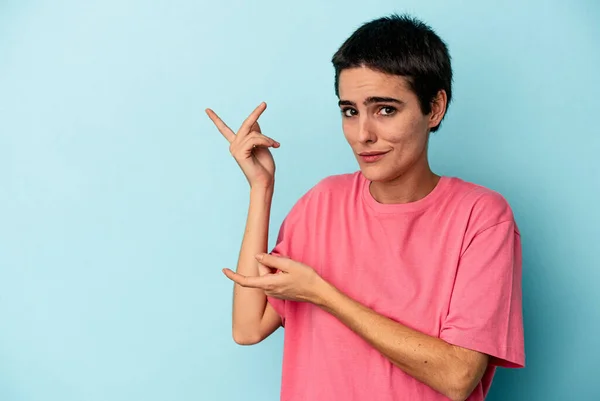 Mladá Běloška Žena Izolované Modrém Pozadí Šokované Ukazuje Ukazováčkem Kopírovací — Stock fotografie