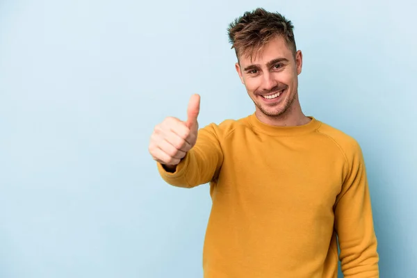 Jovem Caucasiano Isolado Fundo Azul Sorrindo Levantando Polegar Para Cima — Fotografia de Stock