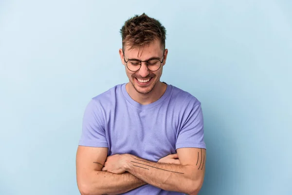 Joven Caucásico Aislado Sobre Fondo Azul Riendo Divirtiéndose — Foto de Stock