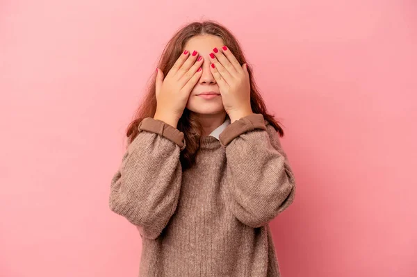 Pequena Menina Caucasiana Isolada Fundo Rosa Com Medo Cobrir Olhos — Fotografia de Stock