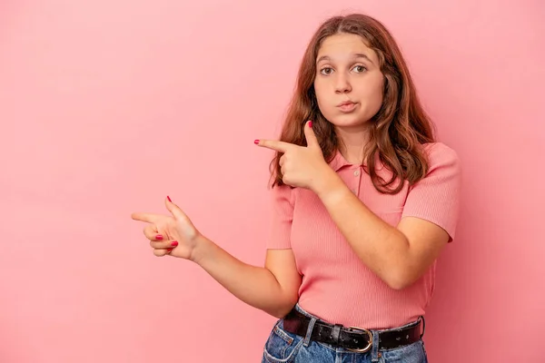 Liten Kaukasisk Flicka Isolerad Rosa Bakgrund Chockad Pekar Med Pekfingrar — Stockfoto