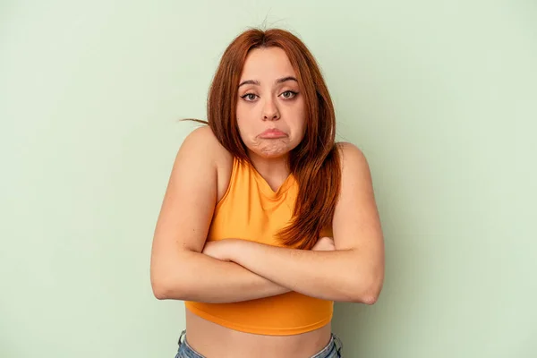 Young Caucasian Woman Isolated Green Background Shrugs Shoulders Open Eyes — Stock Photo, Image