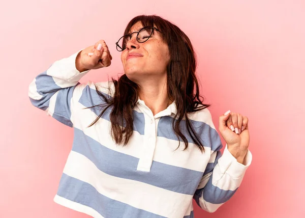 Junge Argentinierin Isoliert Auf Rosa Hintergrund Ausgestreckte Arme Entspannte Position — Stockfoto