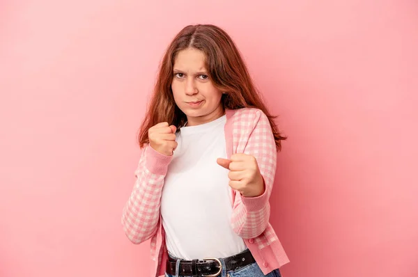 Menina Caucasiana Isolado Fundo Rosa Mostrando Punho Para Câmera Expressão — Fotografia de Stock