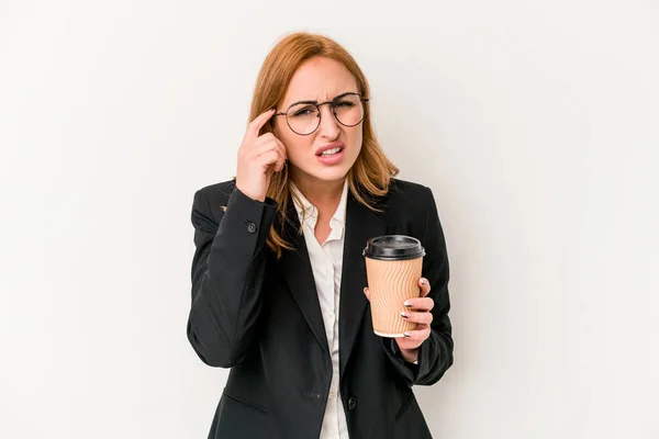 Joven Mujer Caucásica Negocios Sosteniendo Tomar Café Aislado Sobre Fondo —  Fotos de Stock