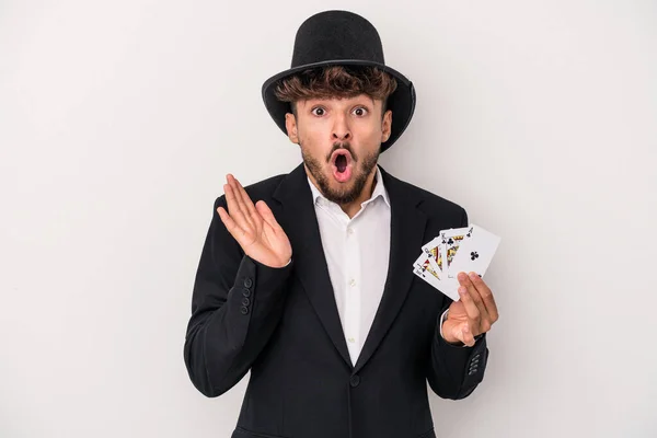 Mladý Arabský Čaroděj Muž Drží Magické Karty Izolované Bílém Pozadí — Stock fotografie