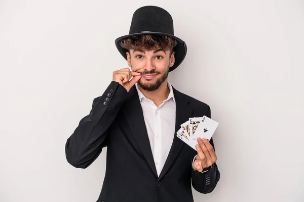Mladý Arab Kouzelník Muž Drží Magické Karty Izolované Bílém Pozadí — Stock fotografie