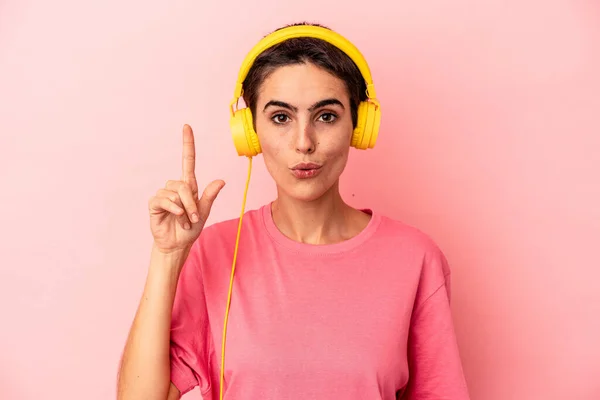 Jeune Femme Caucasienne Écoutant Musique Isolée Sur Fond Rose Ayant — Photo