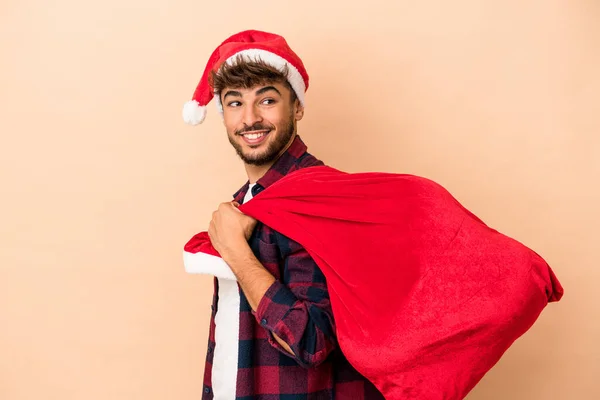 Junger Arabischer Mann Verkleidet Als Weihnachtsmann Isoliert Auf Beigem Hintergrund — Stockfoto