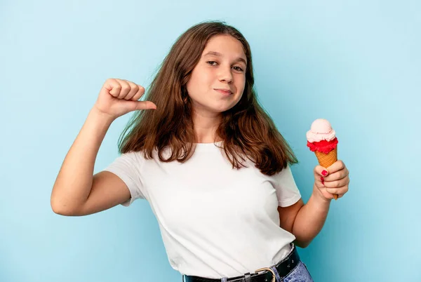 吃着蓝色背景的冰淇淋的白人小女孩感到自豪和自信 可以学习 — 图库照片