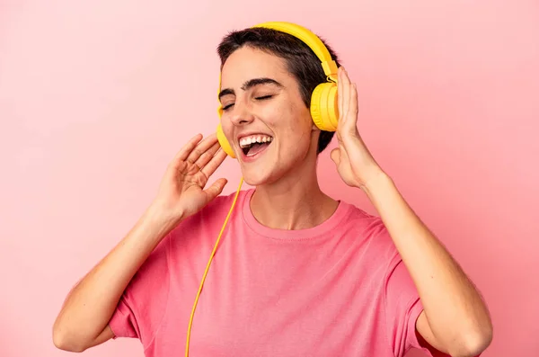 Giovane Donna Caucasica Ascoltare Musica Isolata Sfondo Rosa — Foto Stock