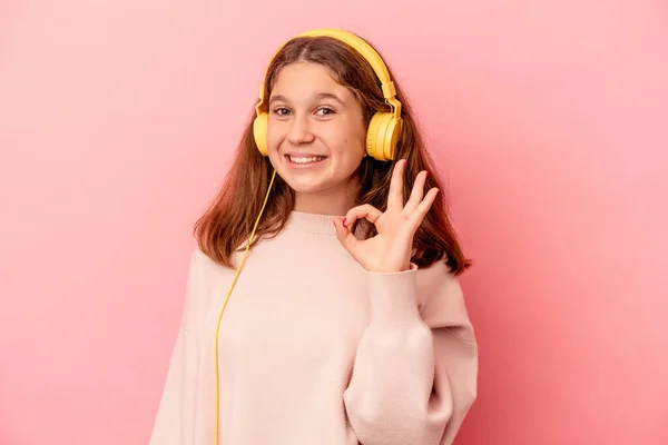 Μικρή Καυκάσιος Κορίτσι Ακούγοντας Μουσική Απομονωμένη Ροζ Φόντο Χαρούμενη Και — Φωτογραφία Αρχείου