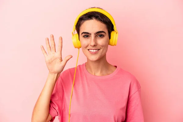 Jonge Kaukasische Vrouw Luisteren Naar Muziek Geïsoleerd Roze Achtergrond Lachende — Stockfoto