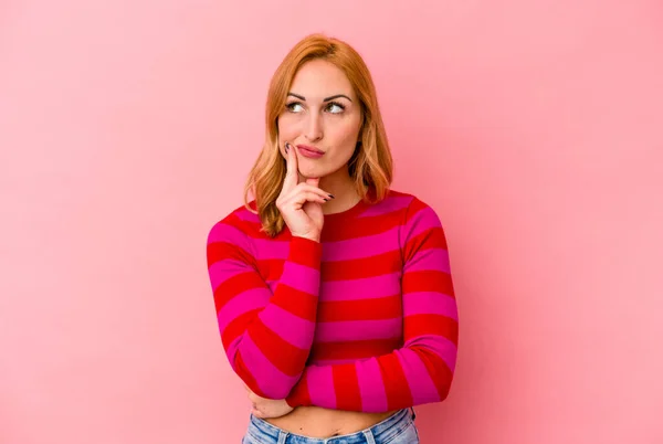 Young Caucasian Woman Isolated Pink Background Contemplating Planning Strategy Thinking — Stock Photo, Image