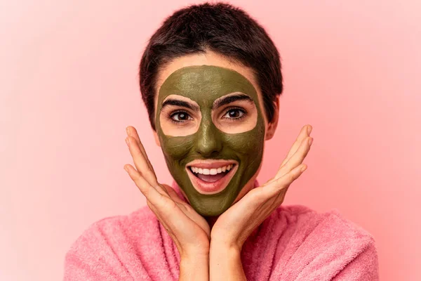 Junge Kaukasische Frau Trägt Gesichtsmaske Isoliert Auf Rosa Hintergrund — Stockfoto