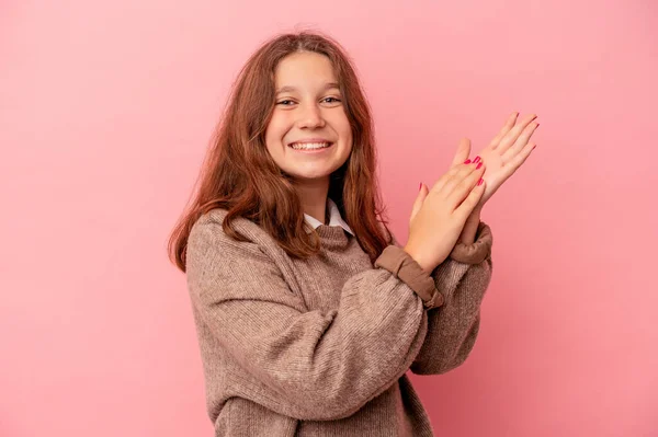 Pequeña Chica Caucásica Aislada Sobre Fondo Rosa Sensación Enérgica Cómoda — Foto de Stock