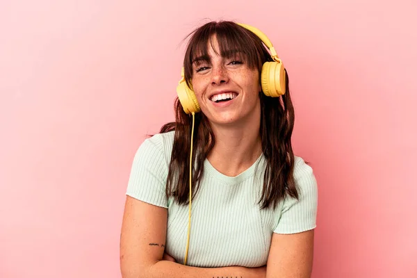 Νεαρή Αργεντίνισσα Που Ακούει Μουσική Απομονωμένη Ροζ Φόντο Γελώντας Και — Φωτογραφία Αρχείου