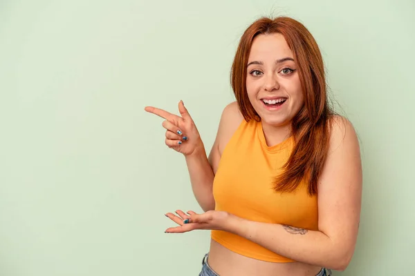 Junge Kaukasische Frau Isoliert Auf Grünem Hintergrund Aufgeregt Mit Zeigefinger — Stockfoto