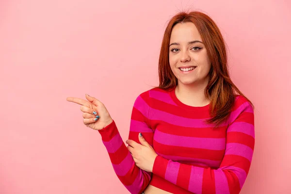 Young Caucasian Woman Isolated Pink Background Smiling Cheerfully Pointing Forefinger — ストック写真