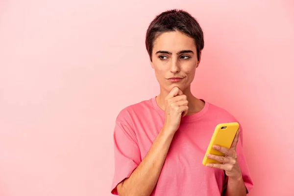 Mujer Caucásica Joven Sosteniendo Teléfono Móvil Aislado Sobre Fondo Rosa —  Fotos de Stock