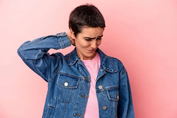 Jovem Caucasiana Isolada Fundo Azul Sofrendo Dor Pescoço Devido Sedentarismo — Fotografia de Stock