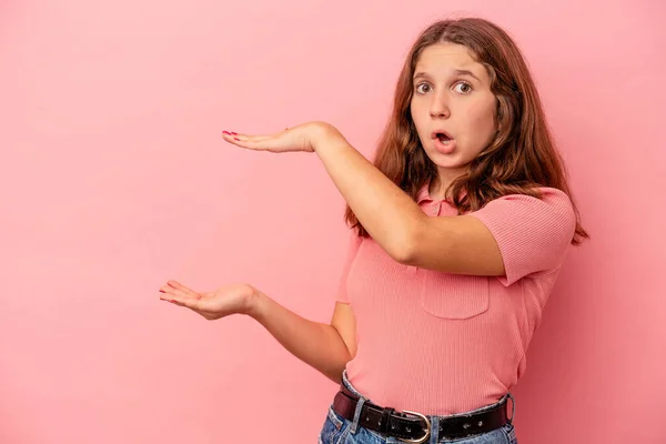 Klein Blank Meisje Geïsoleerd Roze Achtergrond Geschokt Verbaasd Met Een — Stockfoto