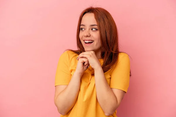 Joven Mujer Caucásica Aislada Sobre Fondo Rosa Mantiene Las Manos — Foto de Stock