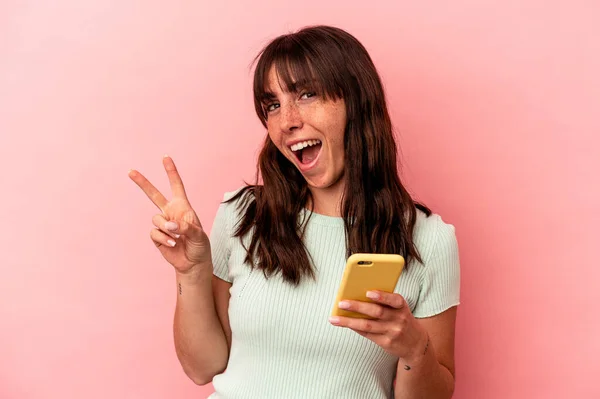 Ung Argentinsk Kvinna Som Håller Mobiltelefon Isolerad Rosa Bakgrund Glad — Stockfoto