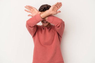 Beyaz arka planda izole genç beyaz adam iki kolu çapraz tutuyor, inkar kavramı.