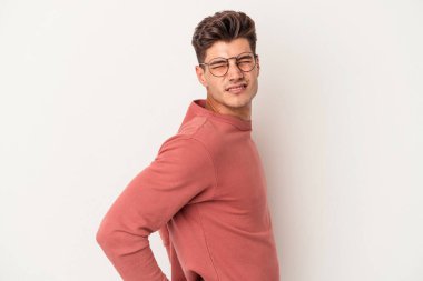 Beyaz arka planda izole edilmiş beyaz bir adam sırt ağrısı çekiyor..