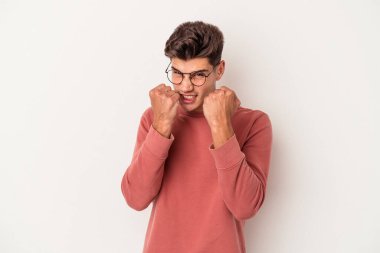 Beyaz arka planda izole olmuş genç beyaz bir adam bir tartışma yüzünden yumruk atıyor, sinirleniyor, kavga ediyor, boks yapıyor..