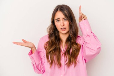 Beyaz arka planda izole edilmiş beyaz bir kadın elinde bir ürün tutuyor ve.