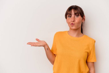 Beyaz arka planda izole edilmiş genç Arjantinli kadın bir avuç içinde fotokopi alanı ve belinde bir el daha gösteriyor..