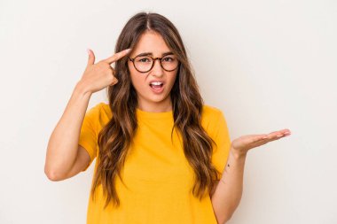 Beyaz arka planda izole edilmiş beyaz bir kadın işaret parmağıyla hayal kırıklığı jesti yapıyor..