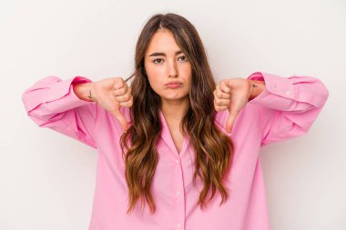 Beyaz arka planda izole edilmiş, hoşlanmadığı bir hareket gösteren beyaz bir kadın. Anlaşmazlık konsepti.