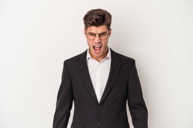 Beyaz arka planda izole genç beyaz adam çığlık çok kızgın ve agresif.
