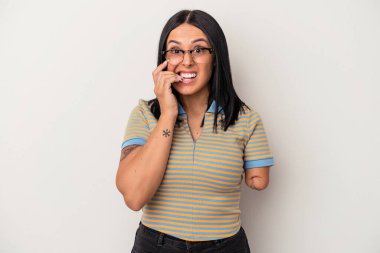 Tek kolu beyaz arka planda izole edilmiş, tırnak yiyen, gergin ve endişeli beyaz bir kadın..