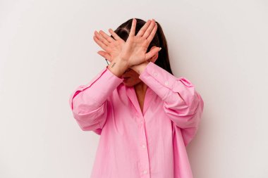 Genç Arjantinli kadın beyaz arka planda izole edilmiş iki kolu çapraz tutuyor, inkar kavramı.