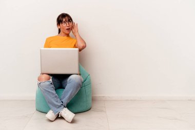 Genç Arjantinli bir kadın, polisle birlikte beyaz arka planda izole edilmiş bir şekilde oturmuş bir dedikoduyu dinlemeye çalışıyor..