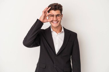 Beyaz arka planda izole edilmiş kulaklık takan beyaz iş adamı heyecanlı..