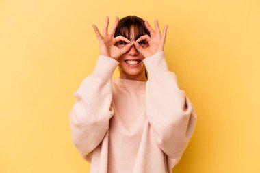 Arjantinli genç bir kadın sarı arka planda izole edilmiş. Heyecanlı..