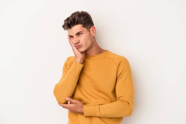 Beyaz arka planda izole edilmiş, sıkılmış, yorgun ve dinlenmeye ihtiyacı olan genç beyaz bir adam..