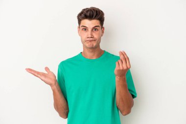 Beyaz arka planda izole genç beyaz adam onun hiç parası olmadığını gösteriyor.