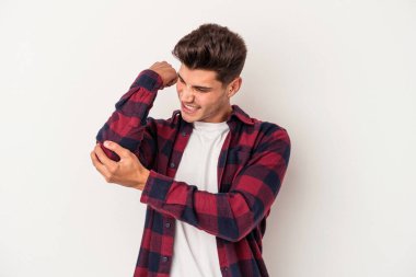 Beyaz arka planda izole edilmiş beyaz tenli genç bir adam kötü bir hareketin ardından acı çekiyor..