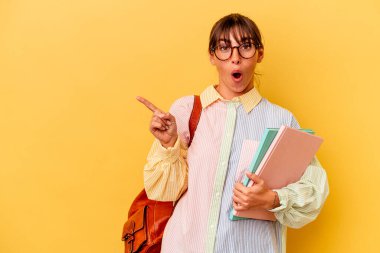 Sarı arka planda izole edilmiş genç Arjantinli kadın.