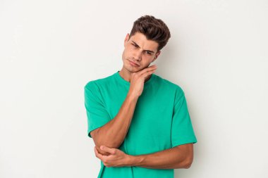 Beyaz arka planda izole genç beyaz adam tekrarlanan bir görevden yoruldu.