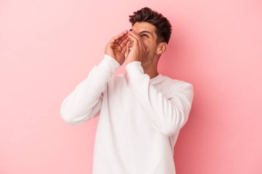 Pembe arka planda izole edilmiş beyaz bir adam heyecanlı bir şekilde bağırıyor..